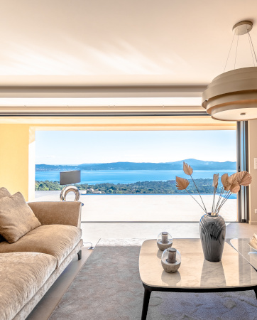 Vue mer sur le golfe de Saint-Tropez depuis le salon d'une villa de luxe